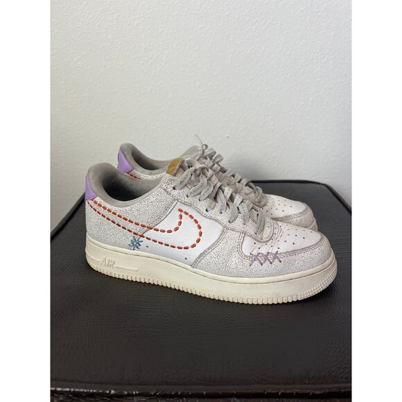 NIKE Air Force 1 Women Low '07 SE Nike 101 DX2348-100 White Sneakers - Picture 2 of 9